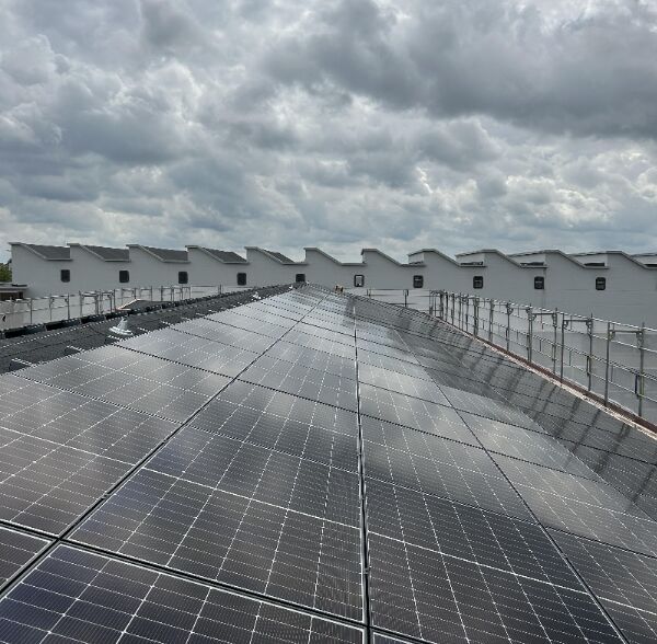 Energieke verduurzaming De Vliert en De Gruyter Fabriek door plaatsen van ruim 2.150 zonnepanelen